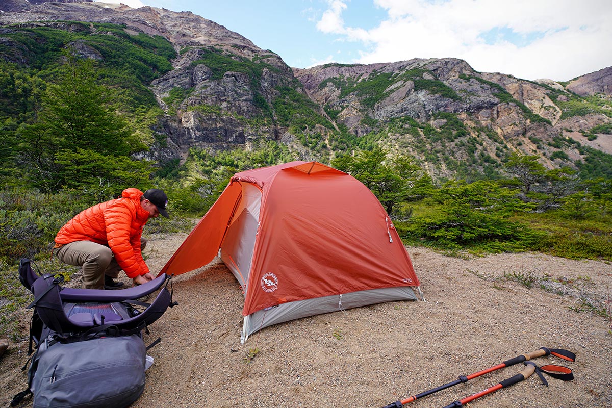 Backpacking tent with vestibule clearance